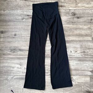 Maternity yoga pants in black - Old Navy